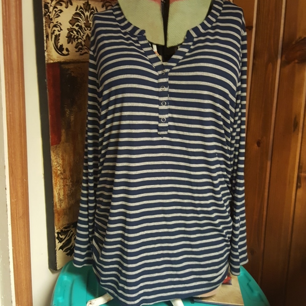 TIME AND TRU MATERNITY TOP